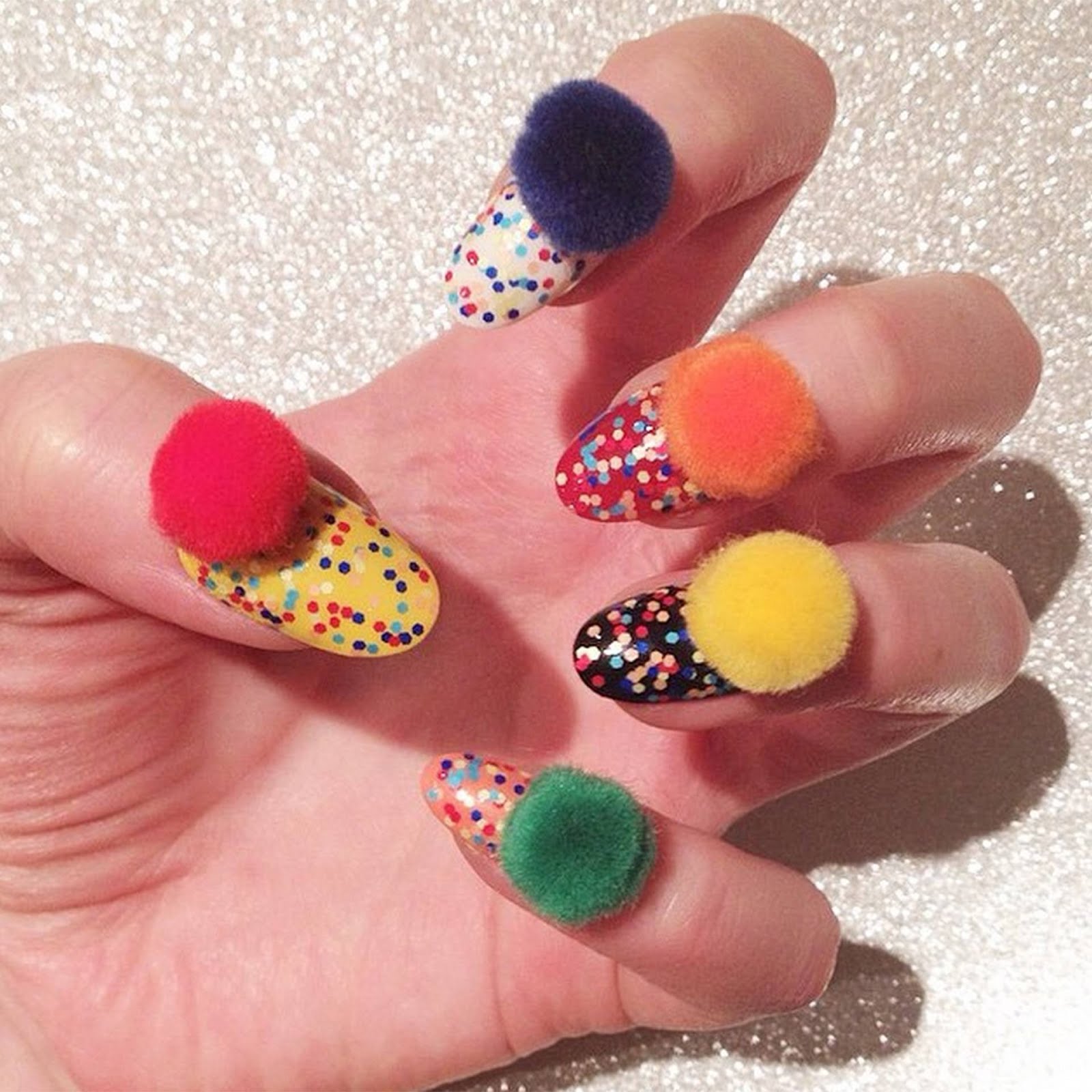 Помпон на ногтях